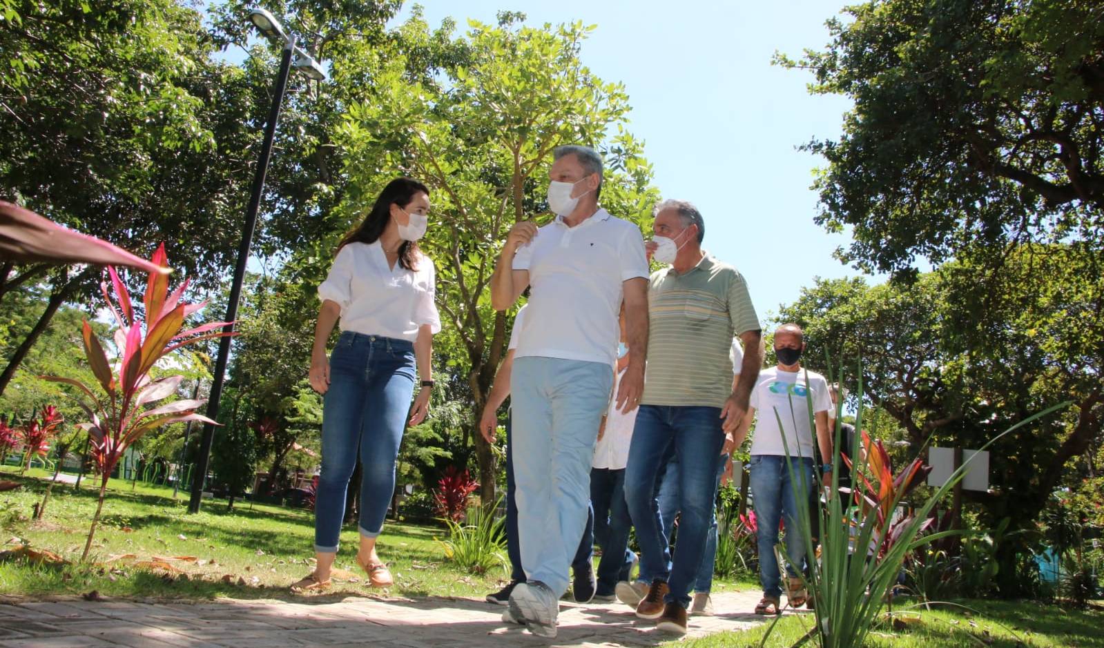 um grupo de pessoas caminha pelo parque do cocó